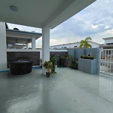 Rumah Aina Homestay Bukit Changgang Private Pool Kampong Melot Buitenkant foto