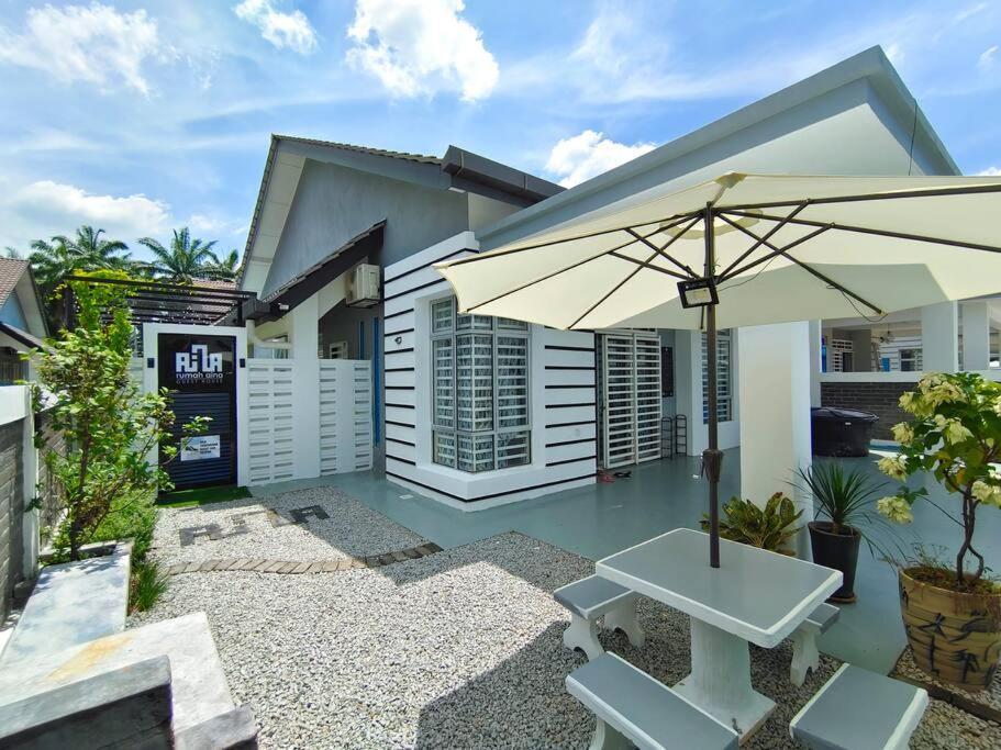 Rumah Aina Homestay Bukit Changgang Private Pool Kampong Melot Buitenkant foto