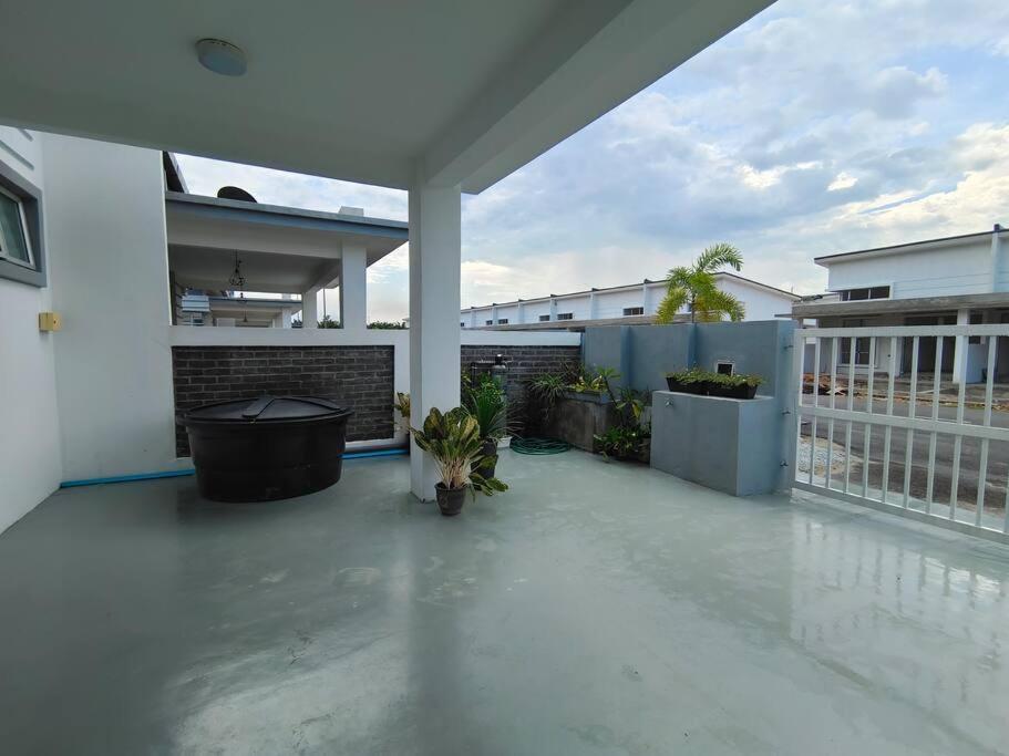Rumah Aina Homestay Bukit Changgang Private Pool Kampong Melot Buitenkant foto