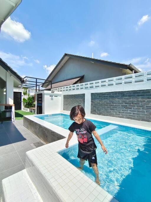 Rumah Aina Homestay Bukit Changgang Private Pool Kampong Melot Buitenkant foto