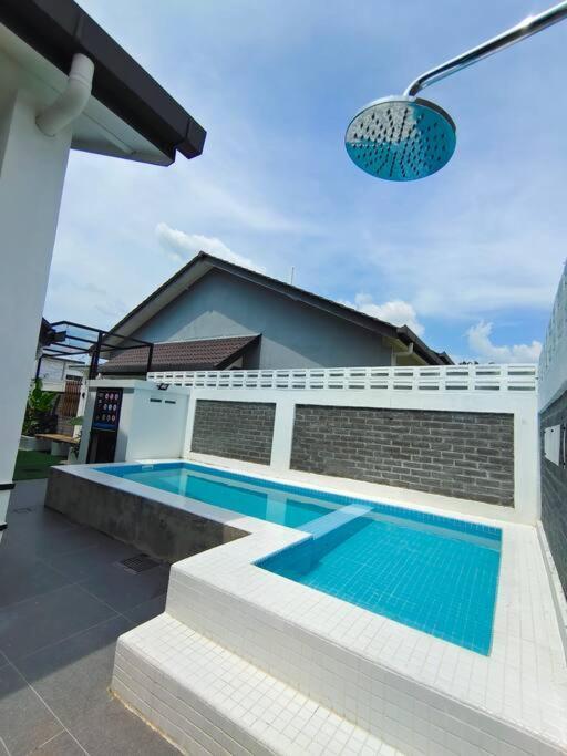 Rumah Aina Homestay Bukit Changgang Private Pool Kampong Melot Buitenkant foto
