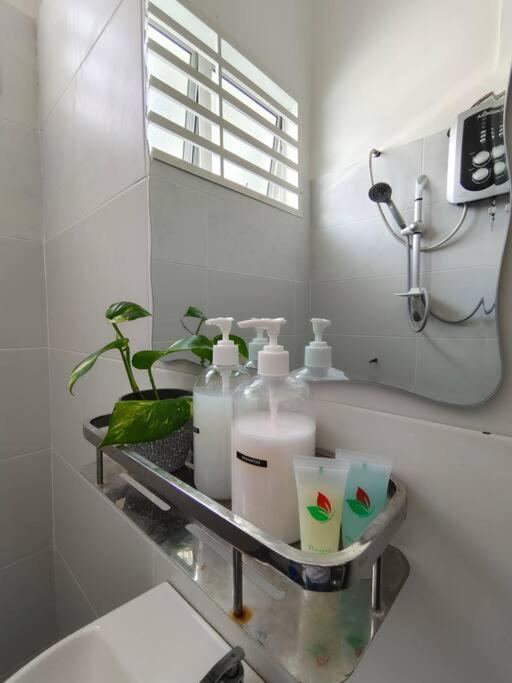 Rumah Aina Homestay Bukit Changgang Private Pool Kampong Melot Buitenkant foto
