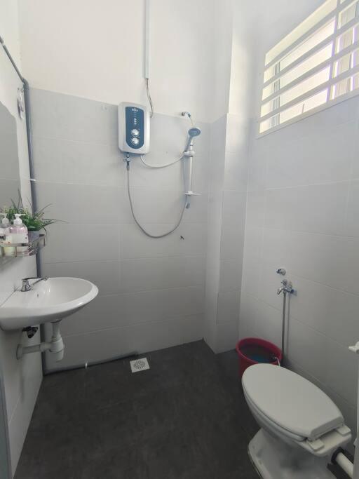Rumah Aina Homestay Bukit Changgang Private Pool Kampong Melot Buitenkant foto
