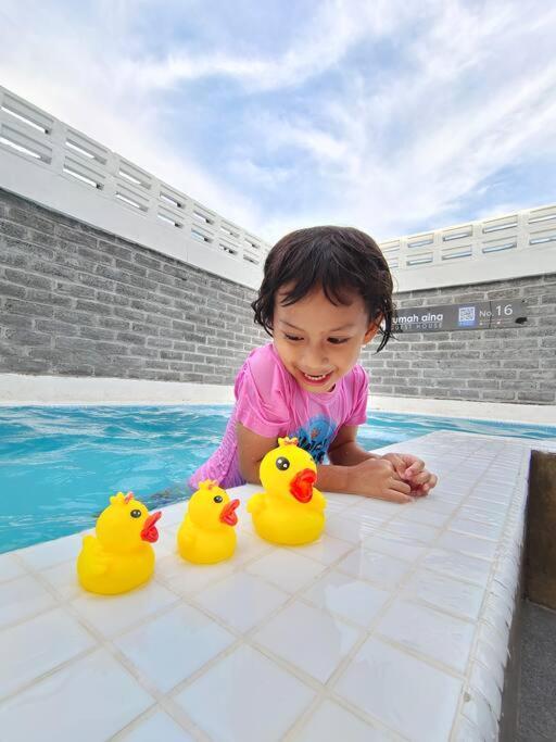 Rumah Aina Homestay Bukit Changgang Private Pool Kampong Melot Buitenkant foto