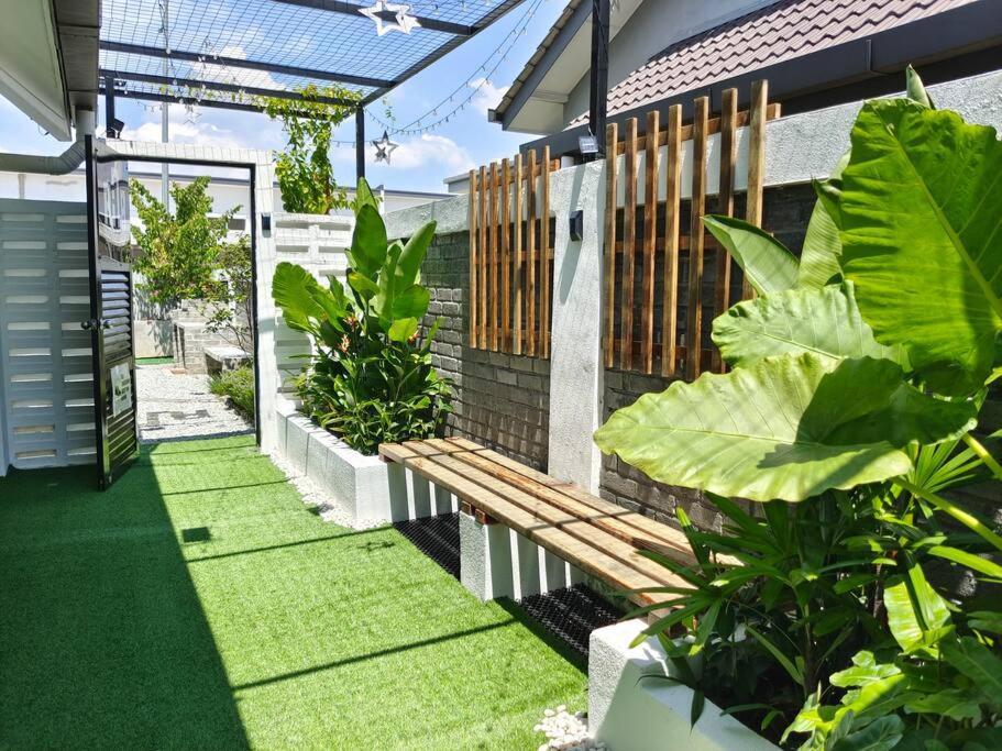 Rumah Aina Homestay Bukit Changgang Private Pool Kampong Melot Buitenkant foto
