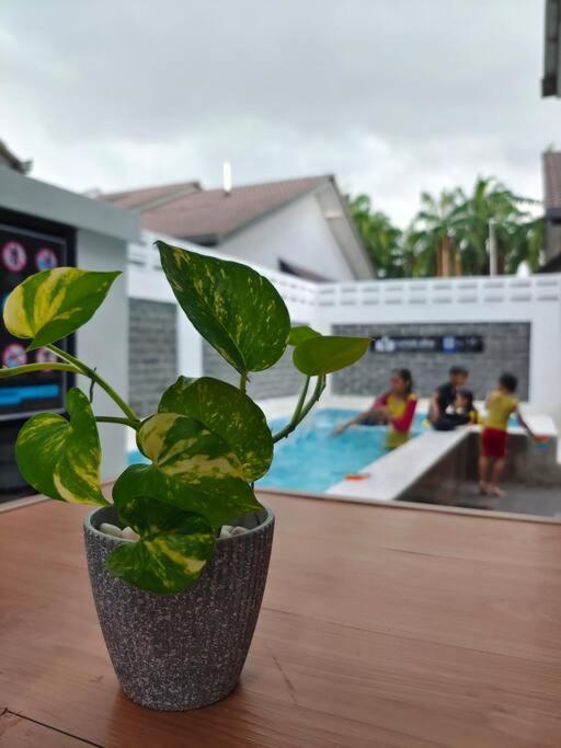 Rumah Aina Homestay Bukit Changgang Private Pool Kampong Melot Buitenkant foto