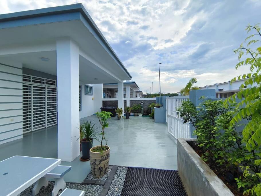 Rumah Aina Homestay Bukit Changgang Private Pool Kampong Melot Buitenkant foto